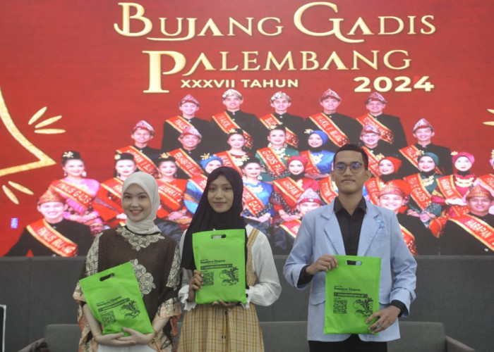 Golden Tiket BGP-Kepala Dinas Pariwisata Kota Palembang Sulaiman Amin menyerahkan Golden Tiket Road Show Akbar Pemilihan Bujang Gadis Palembang 2024 di Aula Poltekpar Palembang. Peraih Golden Tiket langsung menuju semifinal 60 Besar BGP 2024. Kamis, (2/5/2024) Foto:Budiman/Sumateraekspres.id