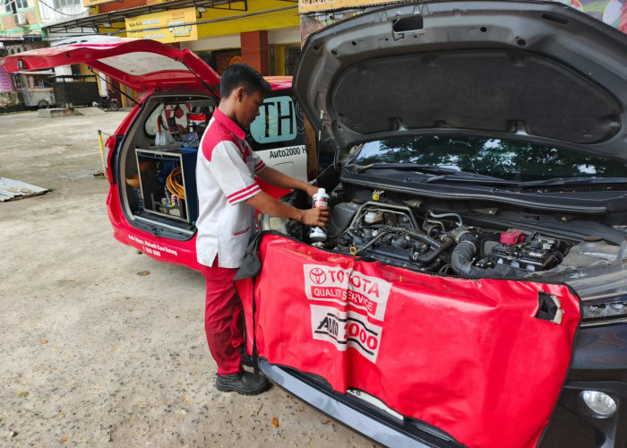 
Toyota Home Service (THS) Auto2000 - Seorang mekanik dari layanan Toyota Home Service (THS) Auto2000 melakukan servis berkala terhadap mobil Toyota Rush milik seorang pengusaha makanan di Jalan A Yani, Palembang. Dengan layanan yang praktis dan efisien, THS Auto2000 menyediakan kenyamanan bagi pemilik kendaraan yang tidak perlu datang ke bengkel untuk melakukan perawatan rutin. Layanan servis berkala ini tetap dikerjakan oleh mekanik berpengalaman dan menggunakan peralatan terbaik, serupa dengan yang ada di bengkel resmi Auto2000. THS Auto2000 menawarkan solusi hemat waktu bagi pemilik mobil Toyota, karena mereka cukup melakukan pemesanan layanan secara online. Setelah itu, tim mekanik THS Auto2000 akan datang langsung ke lokasi untuk melakukan servis tanpa perlu mengunjungi bengkel. Layanan ini sangat menguntungkan bagi mereka yang memiliki jadwal padat atau kesulitan untuk menyempatkan waktu ke bengkel. Dengan THS Auto2000, pemilik kendaraan Toyota bisa tetap menjaga kondisi mobilnya dengan optimal tanpa repot meninggalkan rumah atau tempat usaha. Foto: Budiman/Sumateraekspres.id



