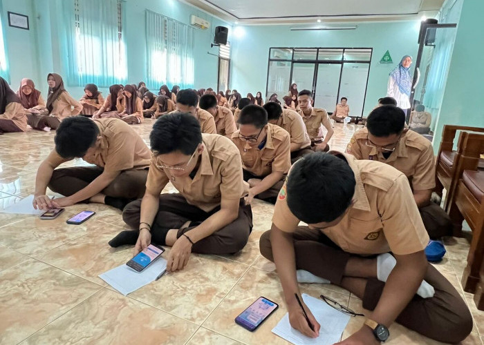 Try Out (TO) Akbar-Puluhan Siswa SMAN 6 Palembang mengikuti Try Out (TO) Akbar SNPMB 2024 (21/2/24), yang di ikuti oleh ribuan  pelajar baik SMA dan SMK se Sumatera selatan.acara ini bekerja sama Pemprov Sumsel melalui Dinas Pendidikan Sumsel,bimbel BTA70 dan Sumatera Ekspres. Foto:Evan Zumarli/Sumateraekspres.id


