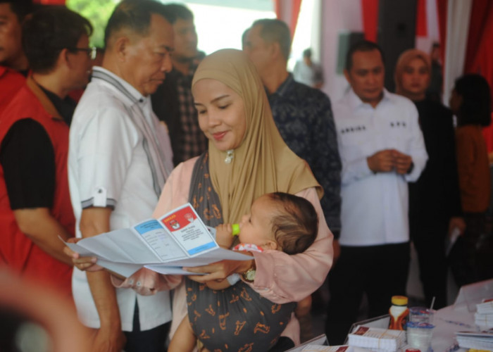 Lihat Kertas Suara - Pemilih mendapatkan kertas suara dan membuka untuk menunjukkan kepada saksi sebelum dilakukan pencoblosan.Kegiatan ini merupakan  bagian dari Simulasi  Pemungutan dan penghitungan suara Pilkada Serentak 2024 yang diselenggarakan KPU Sumsel di Halaman Kantor KPU Sumsel Jakabaring Palembang. Kamis, (24/10/2024).    Foto:Budimaan/Sumateraekspres.id
