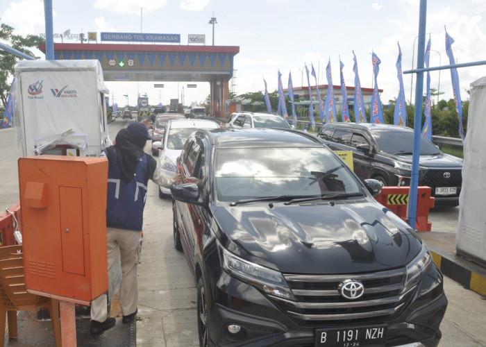 Arus Balik Gerbang Tol Keramasan-Suasana arus balik  Hari Raya Idul Fitri 1445 di Gerbang Tol Keramasan Palembang-Kayu Agung.  Tampak terjadi peningkatan  volume kendaraan yang didominasi oleh kendaraan kecil para pemudik yang akan menuju ke Pulau Jawa. Sabtu,  (13/4/2024). Foto:Budiman/Sumateraekspres.id