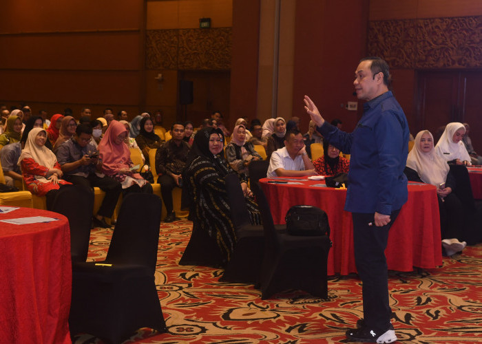 Dr.(H.C) Ary Ginanjar agustian Presiden Direktur ESQ Leadership Center  saat Seminar