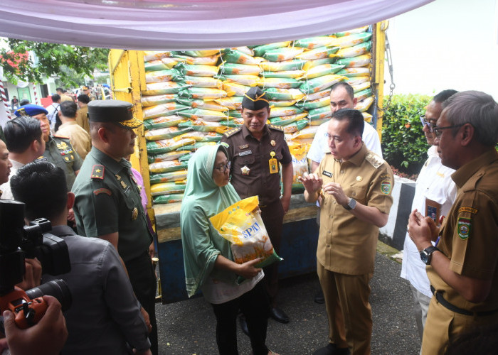 Tinjau-Drs H Agus Fatoni Pj Gubernur Sumatera Selatan di dampingi   Danrem 044/Gapo Brigjen TNI Muhammad Thohir, meninjau Operasi Pasar Murah usai melaunching Gerakan Pengendalian Inflasi Serentak Sumatera Selatan (GPISS) dan Operasi Pasar Murah di Lapangan Kantor Den POM II/4 Palembang. Foto:Kris Samiaji/Sumateraekspres.id


