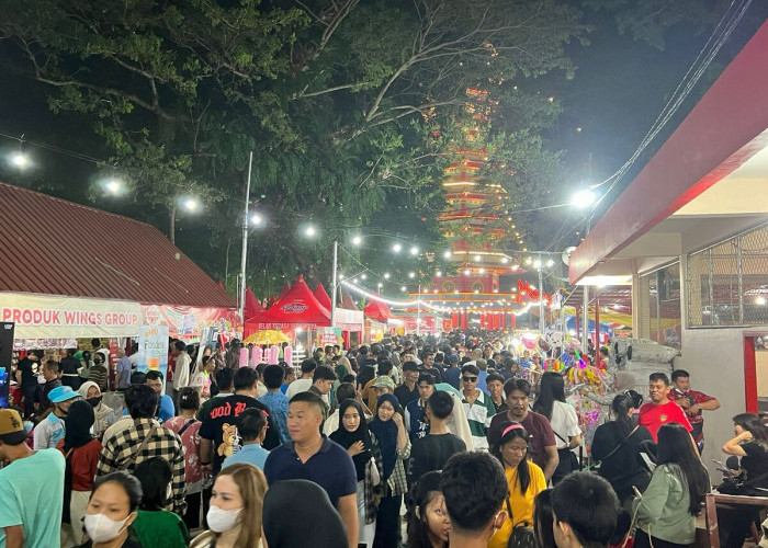 Cap Go Me-Ribuan warga Sumsel dan wisatawan domestik serta mancanegara memadati Pulau Kemaro Palembang (22/2/24), ikut meramaikan Malam Puncak Perayaan Cap Go Me, melihat umat Thionghoa bersembahyang dan beberapa ritual acara lainnya.  Foto:Evan Zumarli/Sumateraekspres.id