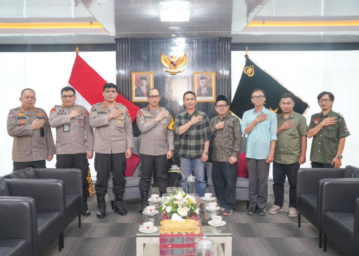 Silaturahmi Sumeks- Kapolda Sumsel - Silaturahmi dan Audiensi Manajemen Sumatera Ekspres Group dan Perkenalan GM Sumeks yang baru, Sumeks. Co dipimpin H Mahmud serta jalinan kerjasama bersama Polda Sumsel dipimpin langsung Kapolda Sumsel Irjen Pol A Rachmad Wibowo beserta jajaran staff dan Sumeks Group di Ruang Rapat Kapolda Sumsel (20/5/24) Foto:Evan Zumarli/Sumateraekspres.id