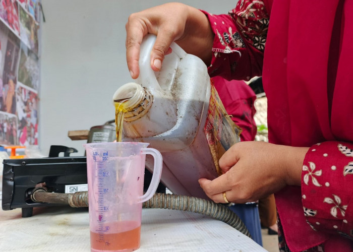 Proses Pengolahan Lilin Aromaterapi dan Gantungan kunci dengan bahan baku dari hasil proses pengolahan limbah minyak jelantah. Untuk pembuatan lilin dan gantungan kunci melibatkan pemuda, Ibu rumah tangga hingga Orang dalam Gangguan Jiwa (ODGJ).  Foto. Budiman/Sumatera Ekspres.