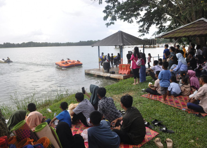 Waffel Boat- Wahana permainan waffel Boat Water Sport yang ada di jakabaring sport City Palembang menjadi salah satu pilihan masyarakat untuk mengisi liburan hari Raya Idul Fitri 1445 H. Untuk menaiki Waffel cukup membayar 30 ribu perorang dan menikmati danau jakabaring sebanyak dua putaran. Jumat, (12/4/2024). Foto:Budiman/Sumateraekspres.id