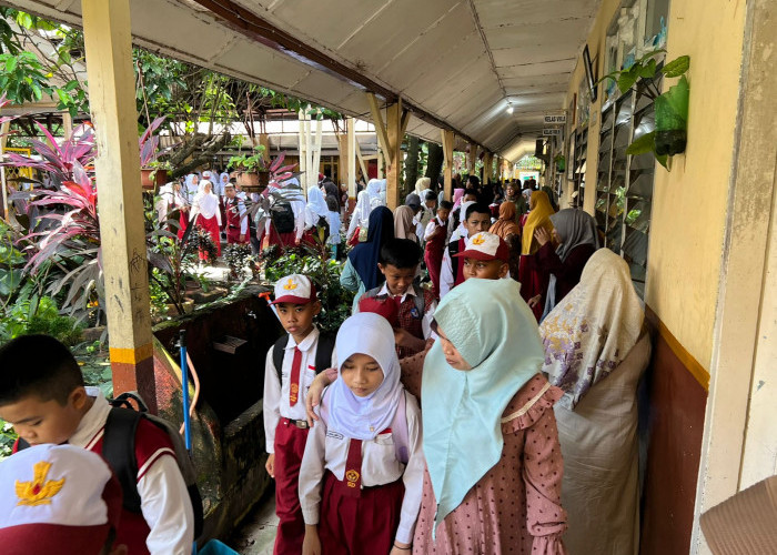 Masa Orientasi Siswa-Hari ini, SMPN 8 Sekojo Palembang memulai Masa Pengenalan Lingkungan Sekolah (MPLS) dengan penuh semangat. Para siswa baru bersama orang tua mereka tampak antusias menyambut kegiatan ini, yang merupakan langkah awal dalam mempersiapkan diri menghadapi perjalanan pendidikan yang baru. Di pagi yang cerah ini, halaman sekolah dipenuhi dengan suara tawa dan semangat baru. Siswa-siswa baru tampak bersemangat memulai perjalanan mereka di SMPN 8, dengan sejumlah kegiatan yang dirancang untuk membantu mereka beradaptasi dengan lingkungan sekolah yang baru.  Foto:Evan Zumarli/Sumateraekspres.id


