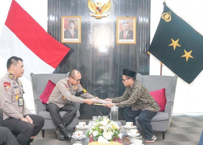 Silaturahmi Sumeks- Kapolda Sumsel - Silaturahmi dan Audiensi Manajemen Sumatera Ekspres Group dan Perkenalan GM Sumeks yang baru, Sumeks. Co dipimpin H Mahmud serta jalinan kerjasama bersama Polda Sumsel dipimpin langsung Kapolda Sumsel Irjen Pol A Rachmad Wibowo beserta jajaran staff dan Sumeks Group di Ruang Rapat Kapolda Sumsel (20/5/24) Foto:Evan Zumarli/Sumateraekspres.id