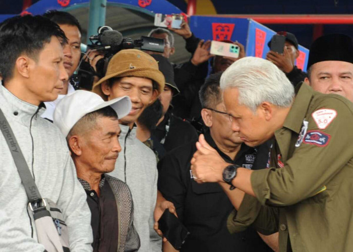 Capres Ganjar Makan Pempek Tumpah-Calon Presiden Ganjar Pranowo melakukan kampanye blusukan ke kawasan Pasar 16 Ilir Palembang,  dalam kesempatan ini Capres Ganjar makan Pempek Tumpah yang ada di samping Jembatan Ampera Palembang,  berinteraksi dengan serang ketek dan berdialog dengan masyarakat. Jumat, (2/2/2024) Foto:Budiman/Sumateraekspres.id