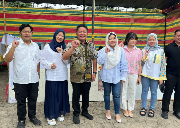   Herman Deru dan Keluarga saat  Nyoblos di TPS 53 Komplek Dolog Palembang
