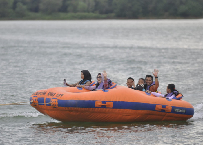 Liburan Hari Raya Idul Fitri 1445 H Wahana Permainan Waffel Boat Water Sport  di Jakabaring Sport City Palembang