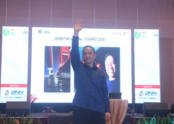 Dr.(H.C) Ary Ginanjar agustian Presiden Direktur ESQ Leadership Center  saat Seminar