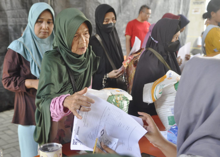 Bantuan Pangan Tahap IV-Keluarga penerima manfaat Program  bantuan Pangan dari pemerintah mengambil beras bantuan Tahap IV seberat 10 Kg di Kantor Pos Merdeka Palembang. Keluarga Penerima Manfaat untuk mendapatkan beras bantuan, Kantor Pos menjadwal pengambilan berdasarkan kelurahan yang ada di kota Palembang. Minggu,  (12/5/2024). Foto:Budiman/Sumateraekspres.id