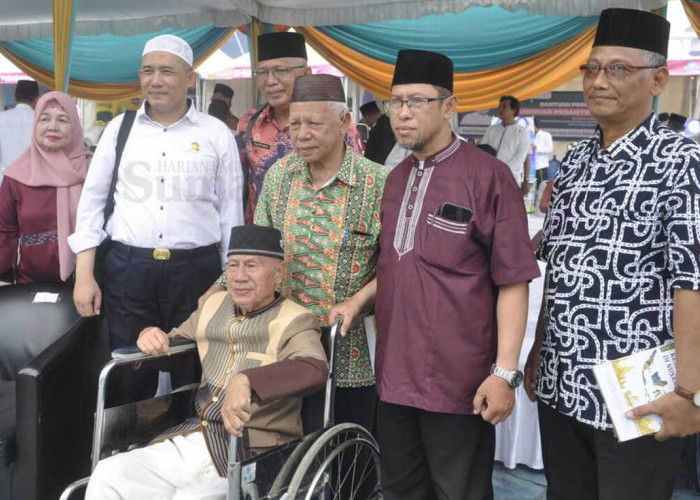 TIM PENERJEMAH-Tim penerjemah Alquran Bebaso Palembang berfoto bersama usai resmi melaunching di Kampus B UIN Raden Fatah Jakabaring Palembang, Rabu (18/10/2023). Foto : Budiman/Sumateraekspres.id