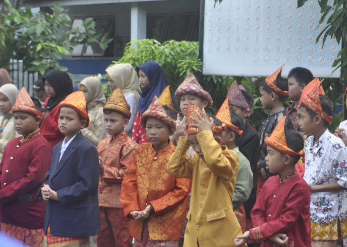 Fashion Show Pakaian Adat Hardiknas-Ratusan siswa-siswi SDN 88 Palembang mengikuti kegiatan Fashion Show Pakaian Adat dalam rangka memperingati hari Pendidikan Nasional. Disamping itu kegiatan ini diawali dengan upacara bendera dan ucapan selamat hari pendidikan dari seluruh siswa dan guru. Kamis, (2/5/2024) Foto:Budiman/Sumateraekspres.id

