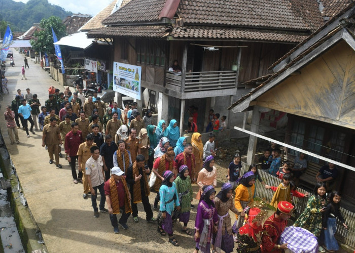 PERTAMINA BANTU PENGRAJIN-PT. Pertamina geothermal energy (PGE) area Kumut tambang.memberi support belanting river tubing ayakh ugan di desa wisata Desa Kelumpang kecamatan ulu ogan kab Ogan Komering Ulu.dengan memeberikan bantuan berupa CSR untuk pengembangan usaha kerajinan tangan sehingga Wisatawan bisa menikmati dan menjadikan oleh oleh berbagai kerajinan tangan yang di buat oleh para pelaku UMKM . Kris Samiaji/Sumateraekspres.id