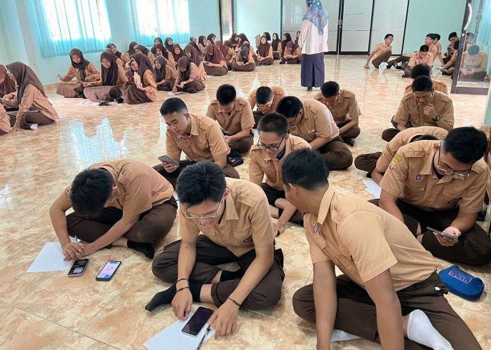 Try Out (TO) Akbar-Puluhan Siswa SMAN 6 Palembang mengikuti Try Out (TO) Akbar SNPMB 2024 (21/2/24), yang di ikuti oleh ribuan  pelajar baik SMA dan SMK se Sumatera selatan.acara ini bekerja sama Pemprov Sumsel melalui Dinas Pendidikan Sumsel,bimbel BTA70 dan Sumatera Ekspres. Foto:Evan Zumarli/Sumateraekspres.id


