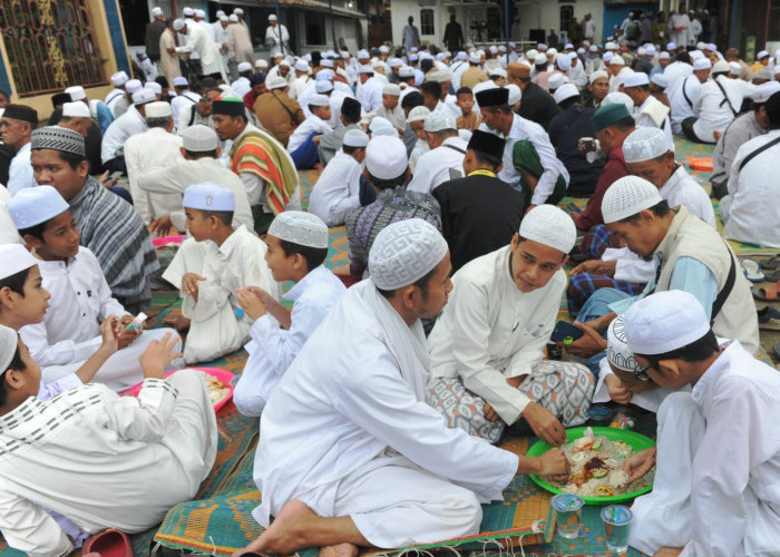 Mabar Ala Rasulallah-Ratusan orang melakukan Makan Bersama (Mabar) ala Rasulallah di Perkampungan Al Arif Billah Al Habib Ahmad Bin Hasan Al Habsyi (Karang Panjang) 12 Ulu Palembang,  sebelum melakukan ziarah kubro dengan longmarch dari kampung 12  Ulu menuju pemakaman Auliya di Telaga Swidak 14 Ulu Palembang. Makan dengan satu nampan besar secara bersama-sama dengan empat sampai lima orang merupakan hal yang dicontohkan Nabi Muhamad Shallallahu Alaihi Wasallam. Sabtu, (2/3/2024)  Foto:Budiman/Sumateraekspres.id