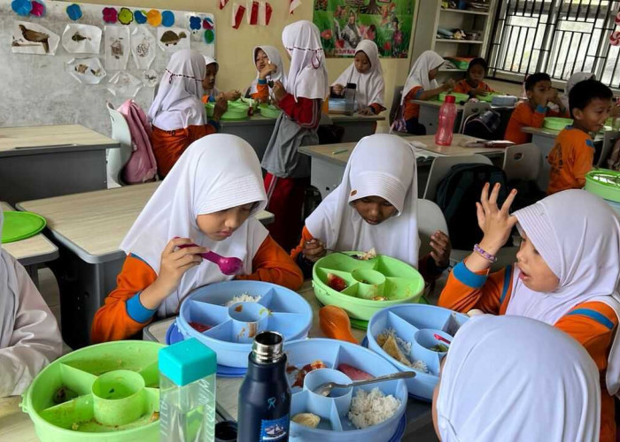 Program MBG Hari Kedua: Anak-Anak Semangat Lahap Ayam Saos Tomat dan Sayur Capcay