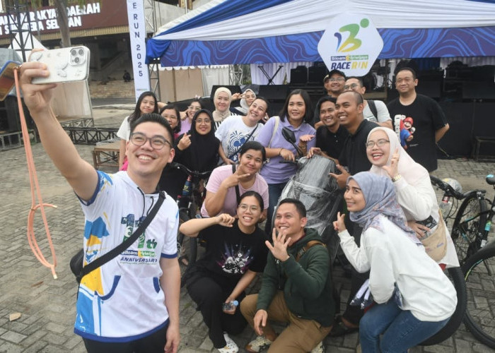 Chief Executive Officer Siloam Sriwijaya Palembang Andry Sjamsu, EMBA., MARS., M.M. dan Hospital Director Siloam Sriwijaya Palembang Ns. Benedikta Betty Bawaningtyas, S.Kep., M.M. beraksi penuh energi bersama tim Siloam Sriwijaya Race Run 2025! Momen kompak ini diabadikan di venue DPRD Sumatera Selatan, simbol sinergi, sportivitas, dan semangat sehat tanpa batas!   Foto:Kris Samiaji/Sumateraekspres.id
