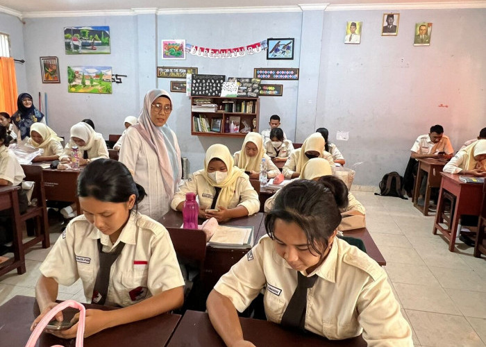 Try Out (TO) Akbar-Puluhan Siswa SMAN 3 Palembang mengikuti Try Out (TO) Akbar SNPMB 2024 (21/2/24), yang di ikuti oleh ribuan  pelajar baik SMA dan SMK se Sumatera selatan.acara ini bekerja sama Pemprov Sumsel melalui Dinas Pendidikan Sumsel,bimbel BTA70 dan Sumatera Ekspres.  Foto:Evan Zumarli/Sumateraekspres.id

