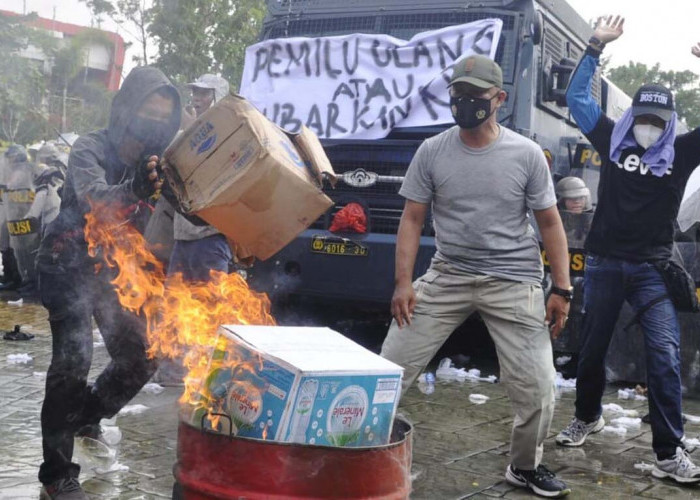 BAKAR-Ratusan pendemo melakukan aksi  pembakaran ban di Pelataran Parkir Venue Menembak Jakabaring Sport City Palembang, (16/10/2023). Aksi demo ini merupakan simulasi Sistem Pengamanan Kota (Sispamkota) dalam penyelenggaran Pemilu  serentak pada 14 Februari 2024 mendatang. Foto : Budiman/Sumateraekspres.id