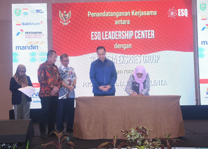 Dr.(H.C) Ary Ginanjar agustian Presiden Direktur ESQ Leadership Center  saat Seminar