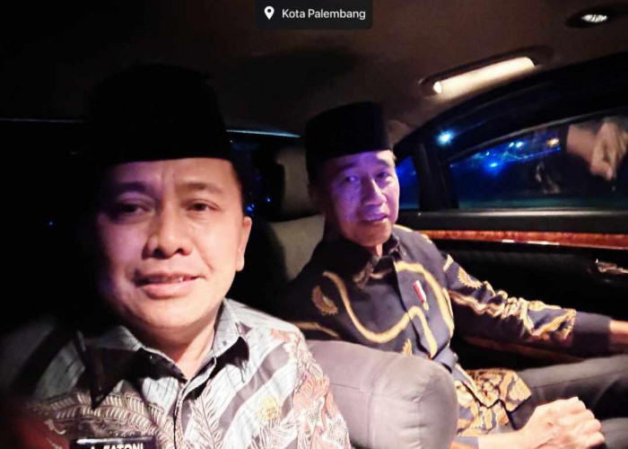 PJ Gubernur Sumsel Satu Mobil dengan Presiden Jokowi

Penjabat (Pj) Gubernur Sumsel Dr Drs Agus Fatoni mendampingi kunjungan kerja Presiden Joko Widodo di Kota Palembang dalam rangka menghadiri pembukaan Muktamar XX Ikatan Mahasiswa Muhammadiyah (IMM) di Dining Hall Jakabaring Sport City (JSC) , Jumat (1/3). Mulai dari menjemput Presiden di Bandara Internasional SMB II Palembang, hingga satu mobil dengan Presiden.

Presiden menegaskan sengaja datang ke Palembang untuk menghadiri Muktamar XX IMM. 