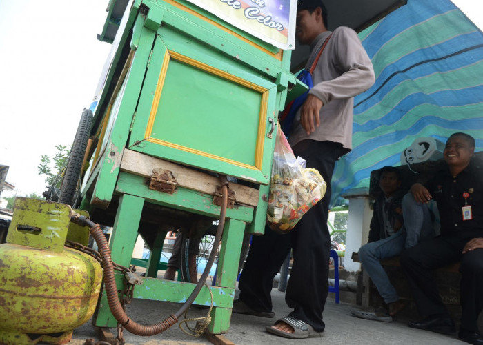 Gas untuk Usaha Kecil Mikro - Pemakaian dan kegunaan gas elpiji 3 kg begitu penting bagi usaha kecil masyarakat miskin, tampak gas 3 kg menjadi sahabat pedagang kecil mikro.Peranan Pemerintah dalam hal ini Pertamina begitu penting dalam pemenuhan kebutuhan energi untuk masyarakat yang membutuhkan.     Foto:Evan Zumarli/Sumateraekspres.id