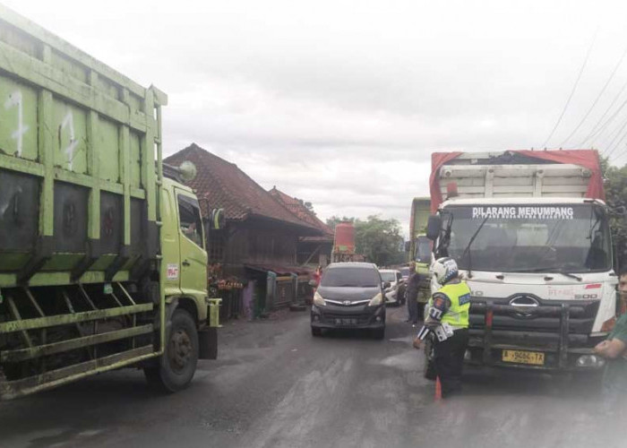 Batu Bara Kelamkan Merapi Area, Debu Beterbangan, Ratusan  Kendaraan Transportir Macetkan Jalan Umum