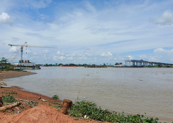 Progres Pembangunan Jembatan Musi V - Progres pembangunan Jembatan Musi Tol Kayuagung Palembang Betung yang berada di kawasan Pulo Kerto Gandus Palembang sepanjang 1,7 Km. Jembatan ini juga disebut jembatan Musi V yang termasuk dalam proyek tol Palembang/Keramasan - Betung, rencananya jembatan ini akan selesai pada awal 2025. Foto:Budiman/Sumateraekspres.id