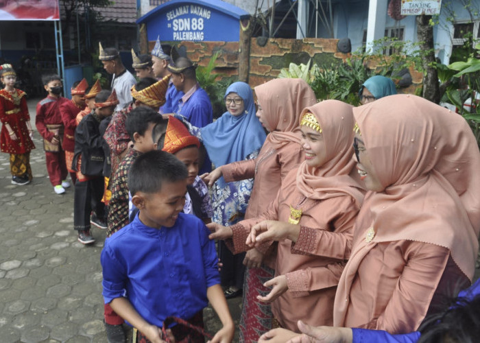 Fashion Show Pakaian Adat Hardiknas-Ratusan siswa-siswi SDN 88 Palembang mengikuti kegiatan Fashion Show Pakaian Adat dalam rangka memperingati hari Pendidikan Nasional. Disamping itu kegiatan ini diawali dengan upacara bendera dan ucapan selamat hari pendidikan dari seluruh siswa dan guru. Kamis, (2/5/2024) Foto:Budiman/Sumateraekspres.id

