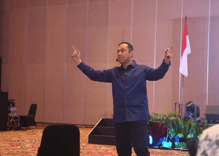 Dr.(H.C) Ary Ginanjar agustian Presiden Direktur ESQ Leadership Center  saat Seminar