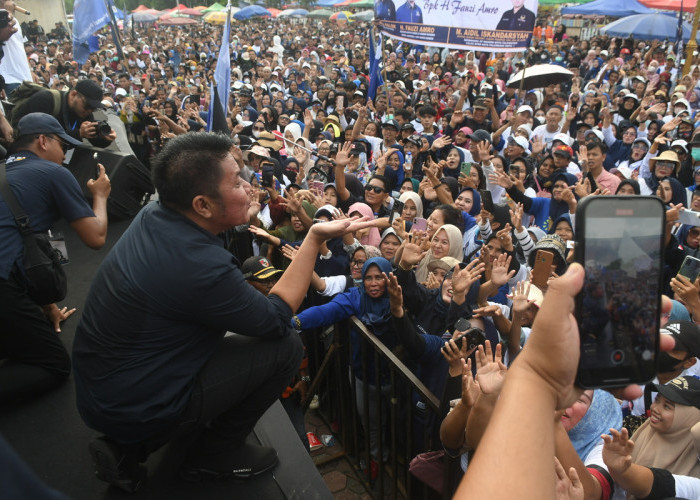 Ketua Umum Partai NasDem Surya Paloh didampingi ketua DPW  Sumsel NasDem Herman Deru menggelar Kampanye Akbar di Palembang. Kampanye Akbar ini juga di meriahkan oleh penampilan Wali Band yang berlangsung di Plataran Benteng Kuto Besak(BKB) Palembang. Foto:Kris Samiaji/Sumateraekspres.id