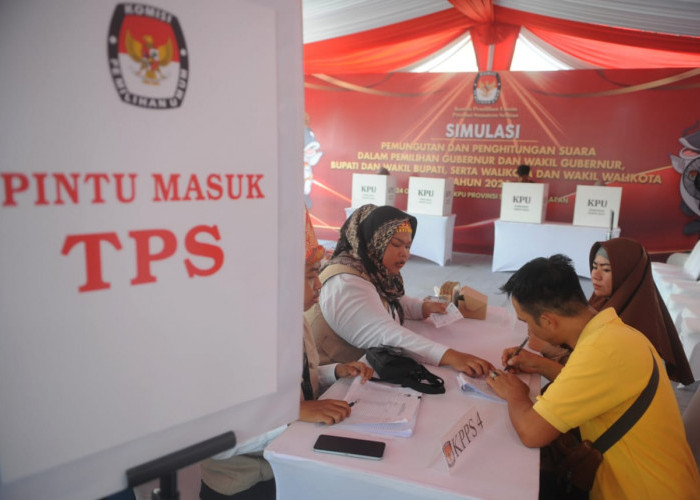 Masuk TPS -  Petugas KPPS mengecek undangan yang dibawa pemilih dan mengisi daftar absensi dan memepresilahkan pemilih masuk diruang tunggu yang telah disediakan. Kegiatan ini merupakan  bagian dari Simulasi  Pemungutan dan penghitungan suara Pilkada Serentak 2024 yang diselenggarakan KPU Sumsel di Halaman Kantor KPU Sumsel Jakabaring Palembang. Kamis, (24/10/2024).   Foto:Budimaan/Sumateraekspres.id