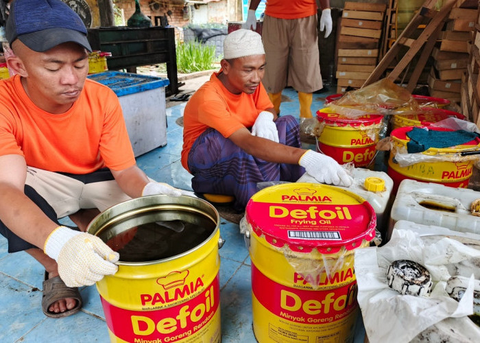 Pekerja mengumpulkan Minyak Jelantah  atau minyak bekas hasil penggorengan dari masyarakat dengan cara membelinya langsung di Rumah Produksi UMKM Pasta 30. Pasokan minyak jelantah didapat dari UMKM Kuliner yang sangat banyak di Kawasan Sukarami Palembang. Foto. Budiman/Sumatera Ekspres