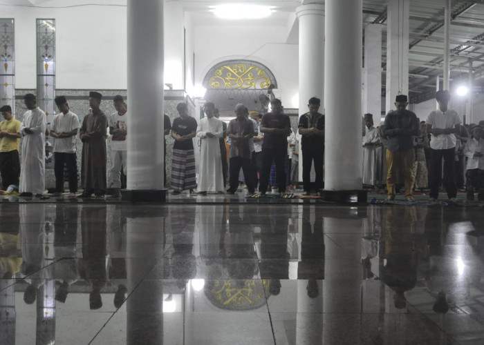 Sholat Tarawih Perdana-Ratusan umat muslim melaksanakan Sholat Tarawih Berjamaah di Masjid Agung  Sultan Mahmud Baddarudin Jayo Wikromo Palembang.  Sholat  Tarawih ini akan dilaksanakan selama bulan suci Ramadhan. Senin,  (11/3/2024). Foto:Budiman/Sumateraekspres.id