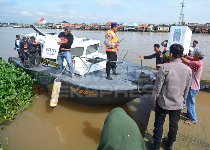 MENEPI-Kapal patroli milik Sat Polairud Polrestabes Palembang menepi di dermaga kecil guna mendistribusikan logistik pemilu menuju TPS 22 di Kelurahan Ogan Baru Kecamatan Kertapati. Foto: Alfery Ibrohim/Sumateraekspres.id