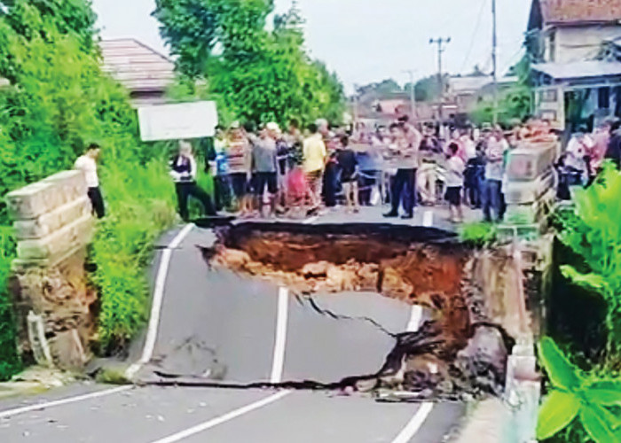 Anggota Polisi dan TNI Terluka Jembatan Ambruk di Prabumulih, Dampak Derasnya Arus Banjir