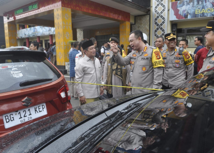 Dikandangkan Satu Bulan-Kapolrestabes Palembang Kombes Pol Harryo Sugihhartono merilis hasil tangkapan Satlantas Polrestabes berupa kendaraan R2 dan R4 sebanyak 131 unit.  Dikandangkan Satu Bulan.... Kapolrestabes Palembang Kombes Pol Harryo Sugihhartono merilis hasil tangkapan Satlantas Polrestabes berupa kendaraan R2 dan R4 sebanyak 131 unit.  Seluruh kendaraaan ini ditahan karena melanggar beberapa aturan seperti menggunakan Knalpot Brong,  melakukan balap liar dan tidak memiliki dokumen kendaraan. Seluruh kendaraan ini akan di kandangkan selama satu bulan lamanya. Minggu, (17/3/2024) Seluruh kendaraan ini akan di kandangkan selama satu bulan lamanya. Minggu, (17/3/2024). Foto:Budiman/Sumateraekspres.id