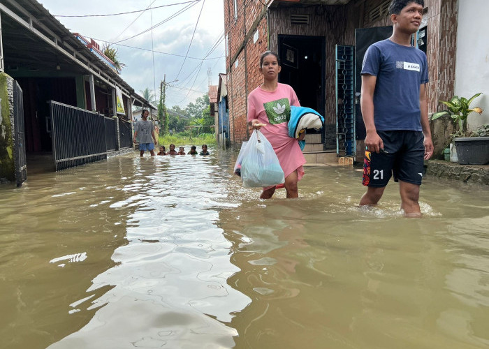 Hujan Lebat Tadi Malam Menyebabkan Banjir Besar di Beberapa Titik Ruas Kota Palembang