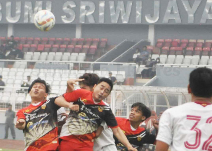 DUEL UDARA-Pemain Sriwijaya FC melakukan duel udara dengan empat pemain Bhayangkara Sriwijaya pada pertandingan uji coba di Stadion Bumi Sriwijaya Palembang, Selasa (17/10/2023). Pertandingan ini merupakan laga persiapan sebelum melakukan laga away di kandang PSMS Medan 24 Oktober mendatang. Foto : Budiman/Sumateraekspres.id