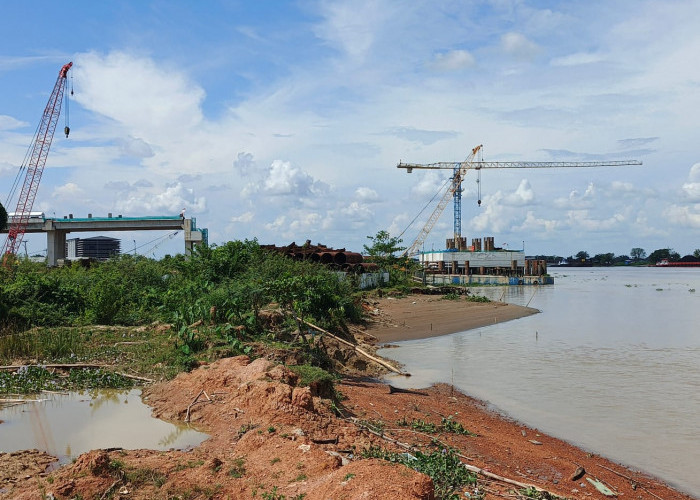 Progres Pembangunan Jembatan Musi V - Progres pembangunan Jembatan Musi Tol Kayuagung Palembang Betung yang berada di kawasan Pulo Kerto Gandus Palembang sepanjang 1,7 Km. Jembatan ini juga disebut jembatan Musi V yang termasuk dalam proyek tol Palembang/Keramasan - Betung, rencananya jembatan ini akan selesai pada awal 2025. Foto:Budiman/Sumateraekspres.id