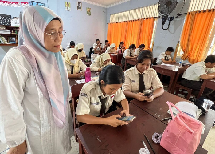 Try Out (TO) Akbar-Puluhan Siswa SMAN 3 Palembang mengikuti Try Out (TO) Akbar SNPMB 2024 (21/2/24), yang di ikuti oleh ribuan  pelajar baik SMA dan SMK se Sumatera selatan.acara ini bekerja sama Pemprov Sumsel melalui Dinas Pendidikan Sumsel,bimbel BTA70 dan Sumatera Ekspres.  Foto:Evan Zumarli/Sumateraekspres.id

