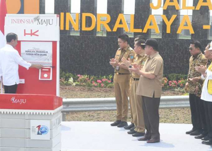 KARTU E-TOLL-Presiden RI Joko Widodo saat  menempelkan kartu E-tol sebagai tanda peresmian jalan tol Trans Sumatera ruas tol Indralaya-Prabumulih sepanjang 64.5 km di titik nol Indraprabu Ogan Ilir Sumatera Selatan, Kamis (26/10/2023). Foto : Kris/Sumateraekspres.id