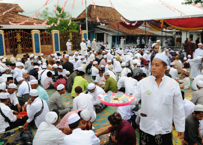 Mabar Ala Rasulallah-Ratusan orang melakukan Makan Bersama (Mabar) ala Rasulallah di Perkampungan Al Arif Billah Al Habib Ahmad Bin Hasan Al Habsyi (Karang Panjang) 12 Ulu Palembang,  sebelum melakukan ziarah kubro dengan longmarch dari kampung 12  Ulu menuju pemakaman Auliya di Telaga Swidak 14 Ulu Palembang. Makan dengan satu nampan besar secara bersama-sama dengan empat sampai lima orang merupakan hal yang dicontohkan Nabi Muhamad Shallallahu Alaihi Wasallam. Sabtu, (2/3/2024)  Foto:Budiman/Sumateraekspres.id