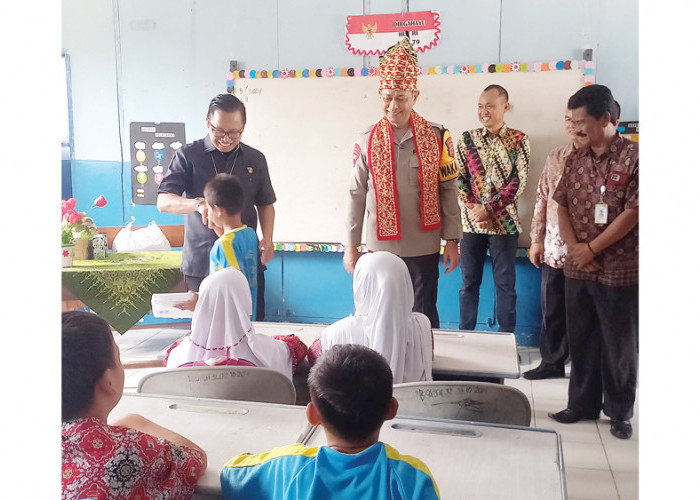  Berbagi Makan Bergizi Gratis ke SD Negeri di Slum Area, Wakapolda Sumsel dan Dirreskrimum Siapkan Hadiah