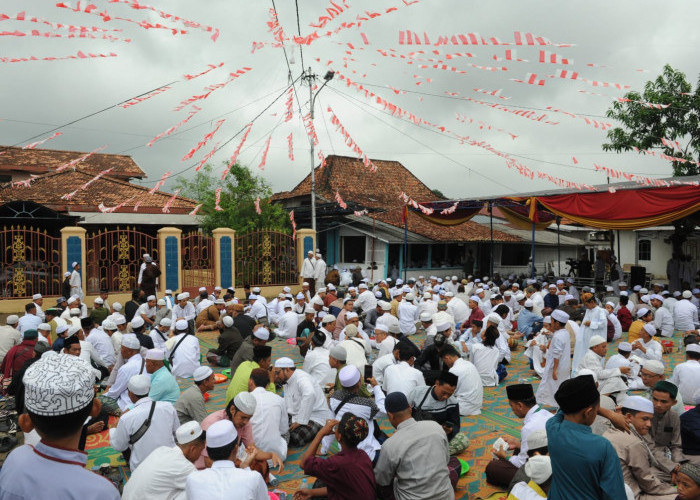 Mabar Ala Rasulallah-Ratusan orang melakukan Makan Bersama (Mabar) ala Rasulallah di Perkampungan Al Arif Billah Al Habib Ahmad Bin Hasan Al Habsyi (Karang Panjang) 12 Ulu Palembang,  sebelum melakukan ziarah kubro dengan longmarch dari kampung 12  Ulu menuju pemakaman Auliya di Telaga Swidak 14 Ulu Palembang. Makan dengan satu nampan besar secara bersama-sama dengan empat sampai lima orang merupakan hal yang dicontohkan Nabi Muhamad Shallallahu Alaihi Wasallam. Sabtu, (2/3/2024)  Foto:Budiman/Sumateraekspres.id