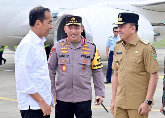 PJ Gubernur Sumsel Satu Mobil dengan Presiden Jokowi

Penjabat (Pj) Gubernur Sumsel Dr Drs Agus Fatoni mendampingi kunjungan kerja Presiden Joko Widodo di Kota Palembang dalam rangka menghadiri pembukaan Muktamar XX Ikatan Mahasiswa Muhammadiyah (IMM) di Dining Hall Jakabaring Sport City (JSC) , Jumat (1/3). Mulai dari menjemput Presiden di Bandara Internasional SMB II Palembang, hingga satu mobil dengan Presiden.

Presiden menegaskan sengaja datang ke Palembang untuk menghadiri Muktamar XX IMM. 